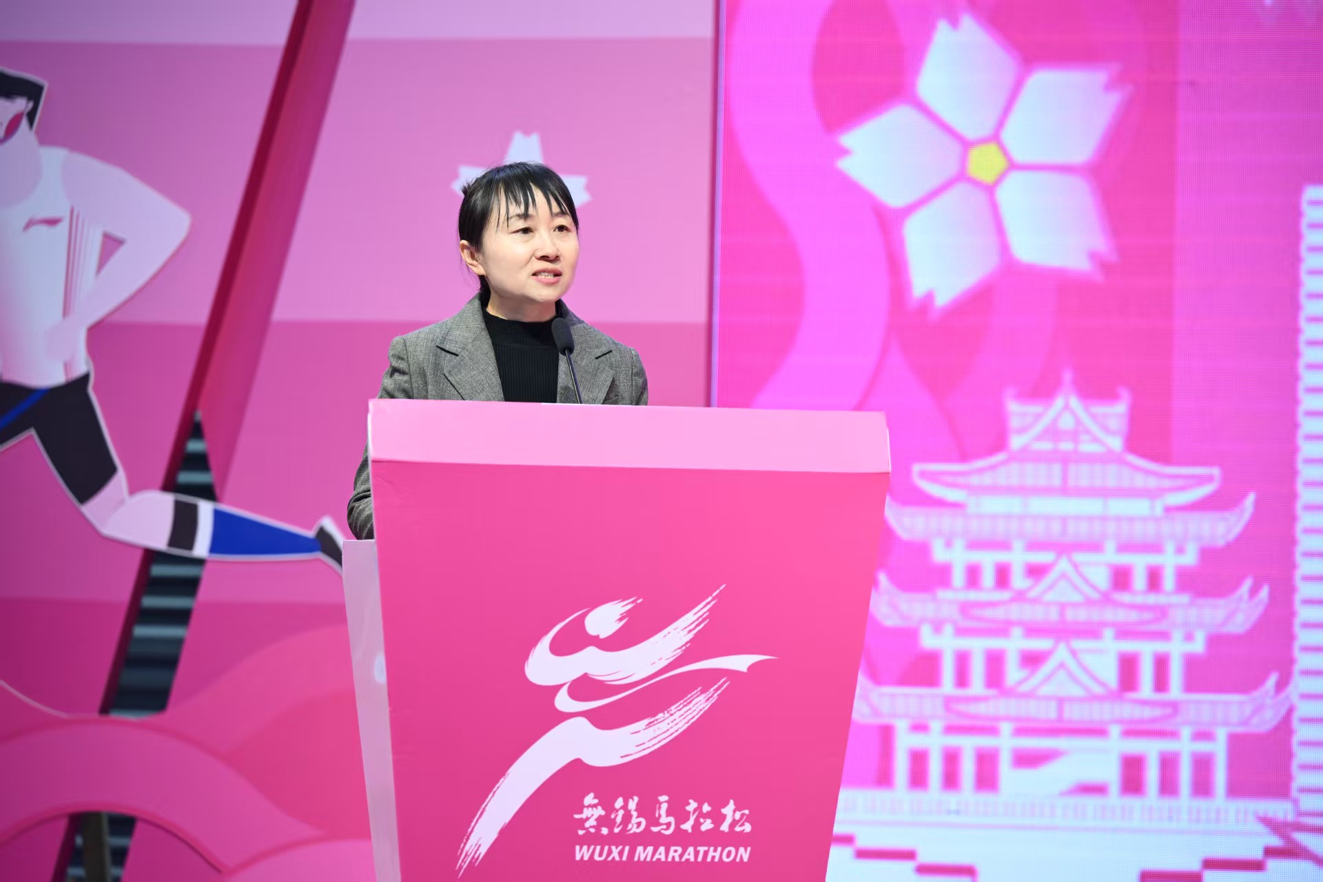 人民網研究院副院長劉志華發布《引領健康新風尚 賦能城市新發展——2024年12場馬拉松賽事綜合效益分析報告》