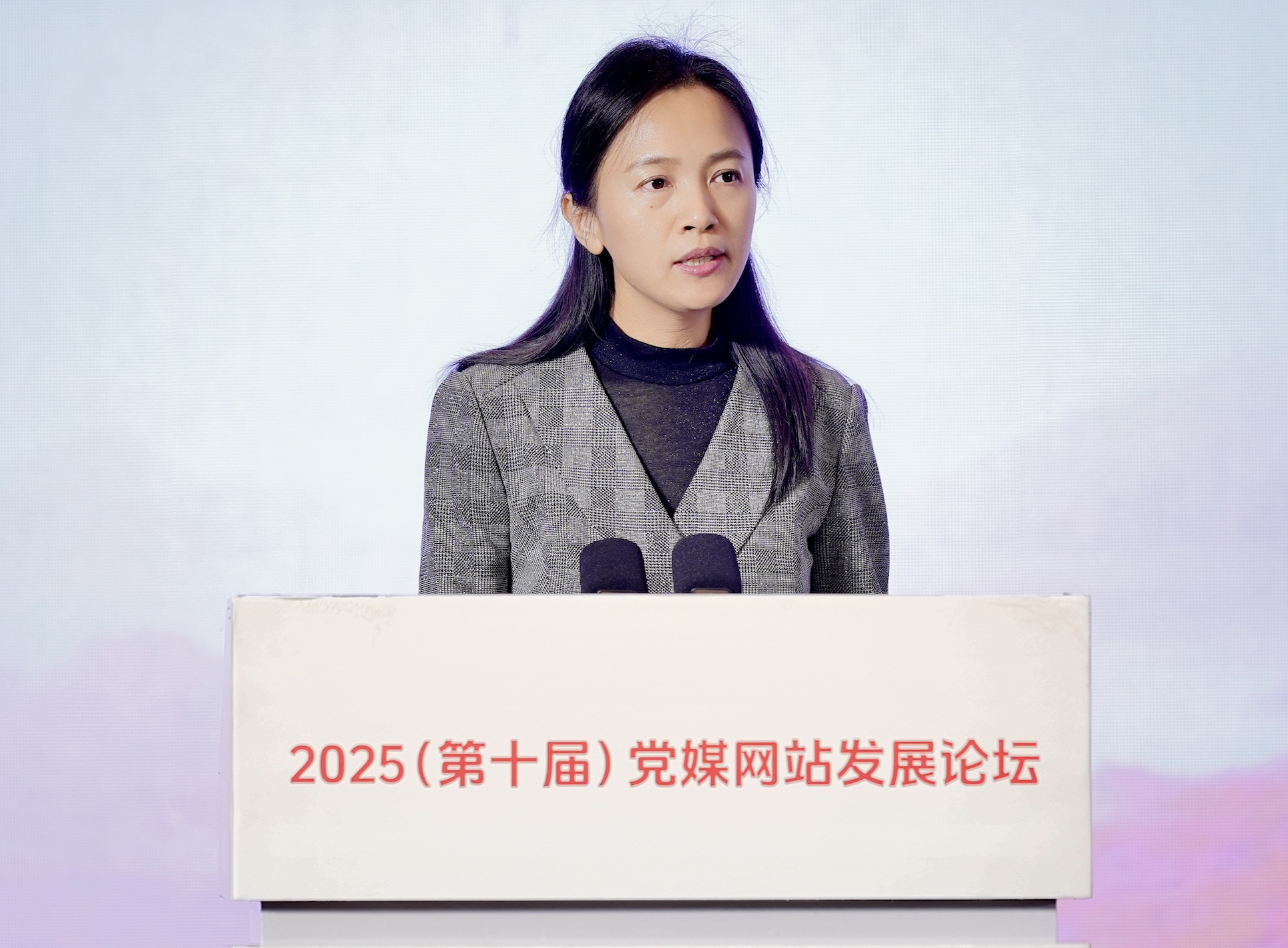 人民日報社文藝部部務委員、美術編輯室主編徐紅梅